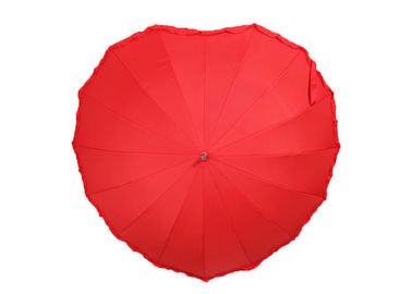 Controllo manuale del cuore dell'ombrello creativo a forma di rosso di amore per il biglietto di S. Valentino di nozze